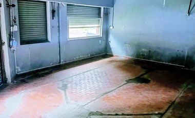 Local en esquina a una cuadra de Panamericana y a 4 de Unicenter local con baño