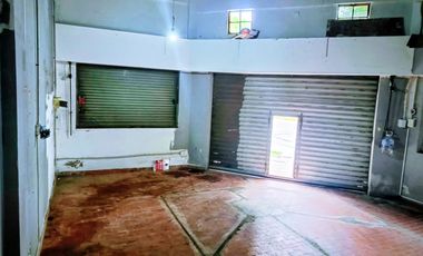 Local en esquina a una cuadra de Panamericana y a 4 de Unicenter local con baño