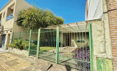 VENTA CASA 3 AMBIENTES COCHERA PATIO JARDIN VALENTIN ALSINA