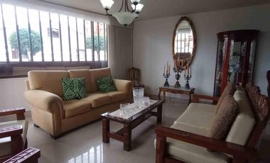 Arriendo espectacular casa esquinera en el exclusivo sector de Alhambra