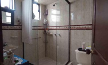 Arriendo espectacular casa esquinera en el exclusivo sector de Alhambra