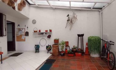 Arriendo espectacular casa esquinera en el exclusivo sector de Alhambra