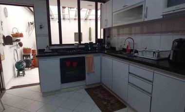 Arriendo espectacular casa esquinera en el exclusivo sector de Alhambra