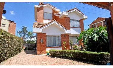 ARRIENDO  ESPETACULAR  CASA UNIFAMILIAR  EN CHIA.