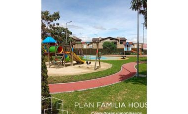 Casa dos niveles zona verde bosque de la montaña