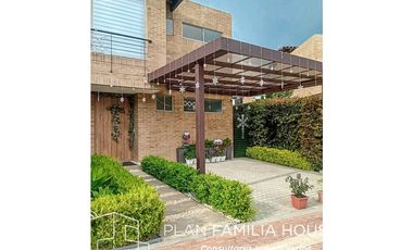 Casa dos niveles zona verde bosque de la montaña