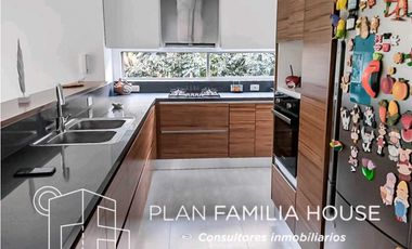 Casa dos niveles zona verde bosque de la montaña