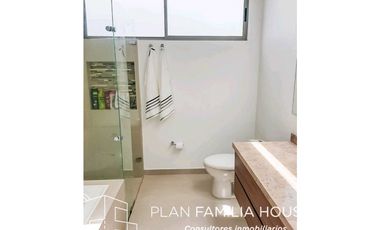 Casa dos niveles zona verde bosque de la montaña