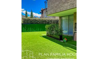 Casa dos niveles zona verde bosque de la montaña