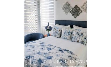 Casa dos niveles zona verde bosque de la montaña