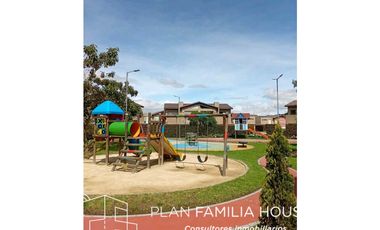 Casa dos niveles zona verde bosque de la montaña