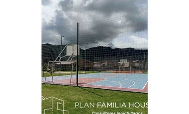 Casa dos niveles zona verde bosque de la montaña