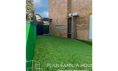 Casa dos niveles zona verde bosque de la montaña