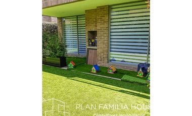 Casa dos niveles zona verde bosque de la montaña