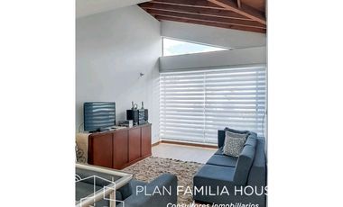 Casa dos niveles zona verde bosque de la montaña