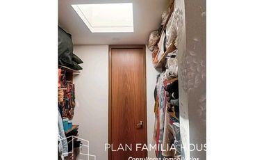 Casa dos niveles zona verde bosque de la montaña