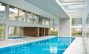 Casa dos niveles zona verde bosque de la montaña