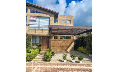 Casa dos niveles zona verde bosque de la montaña