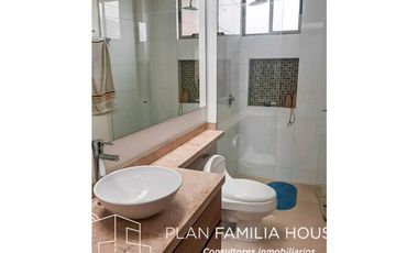 Casa dos niveles zona verde bosque de la montaña