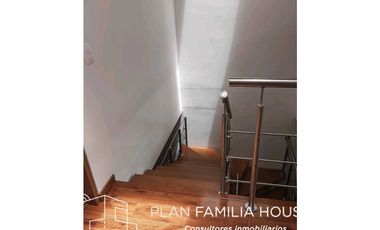 Casa dos niveles zona verde bosque de la montaña