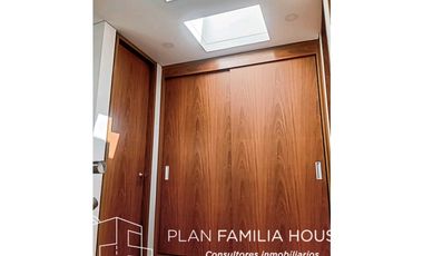 Casa dos niveles zona verde bosque de la montaña