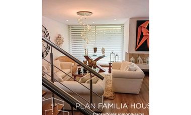 Casa dos niveles zona verde bosque de la montaña