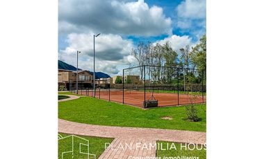 Casa dos niveles zona verde bosque de la montaña