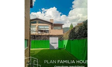 Casa dos niveles zona verde bosque de la montaña