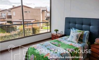 Casa dos niveles zona verde bosque de la montaña