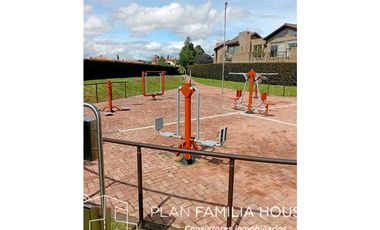 Casa dos niveles zona verde bosque de la montaña