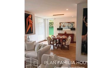 Casa dos niveles zona verde bosque de la montaña