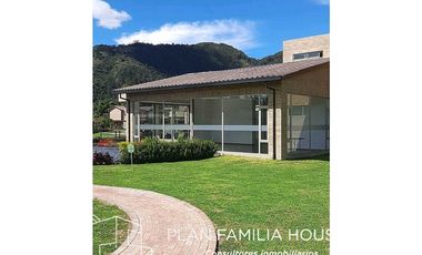 Casa dos niveles zona verde bosque de la montaña