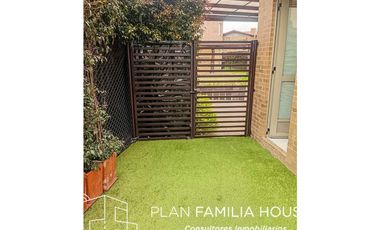 Casa dos niveles zona verde bosque de la montaña