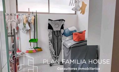 Casa dos niveles zona verde bosque de la montaña