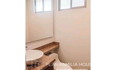 Casa dos niveles zona verde bosque de la montaña