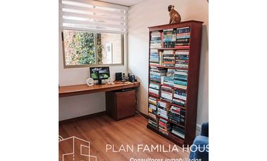 Casa dos niveles zona verde bosque de la montaña