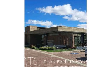 Casa dos niveles zona verde bosque de la montaña