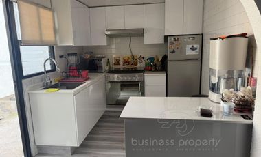 Hermosa Casa Totalmente Remodelada y Actualizada en Colinas del Lago