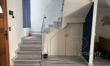 Hermosa Casa Totalmente Remodelada y Actualizada en Colinas del Lago