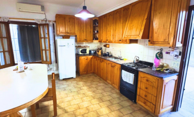 Casa 3 Dormitorios con quincho y cochera | Av. Granaderos