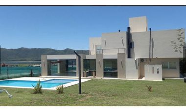 VENDO EN COUNTRY PUERTO DEL AGUILA CASA AMOBLADA DE DUATRO DORMITORIO