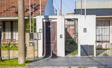 En block: Casa 3 amb. c/garage + Depto 2 amb. - Savio y 12 de Octubre