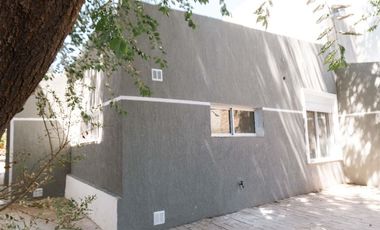Casa en venta c/ cochera en Pacífico