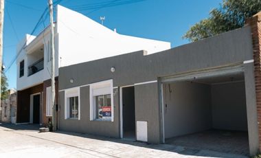 Casa en venta c/ cochera en Pacífico