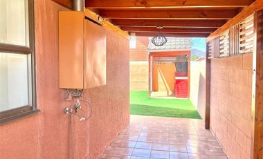 Casa en Arriendo en Avenida Santa Cruz 291. La Cruz