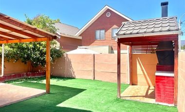 Casa en Arriendo en Avenida Santa Cruz 291. La Cruz