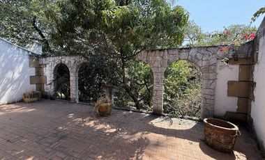 Quinta con excelentes espacios para vivir o gran potencial para desarrollarse