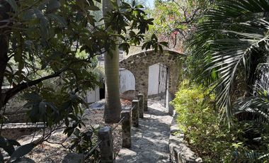 Quinta con excelentes espacios para vivir o gran potencial para desarrollarse