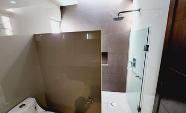 Casa en Venta en Punta Tiburon, con amplio jardin y alberca