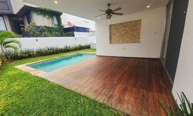 Casa en Venta en Punta Tiburon, con amplio jardin y alberca